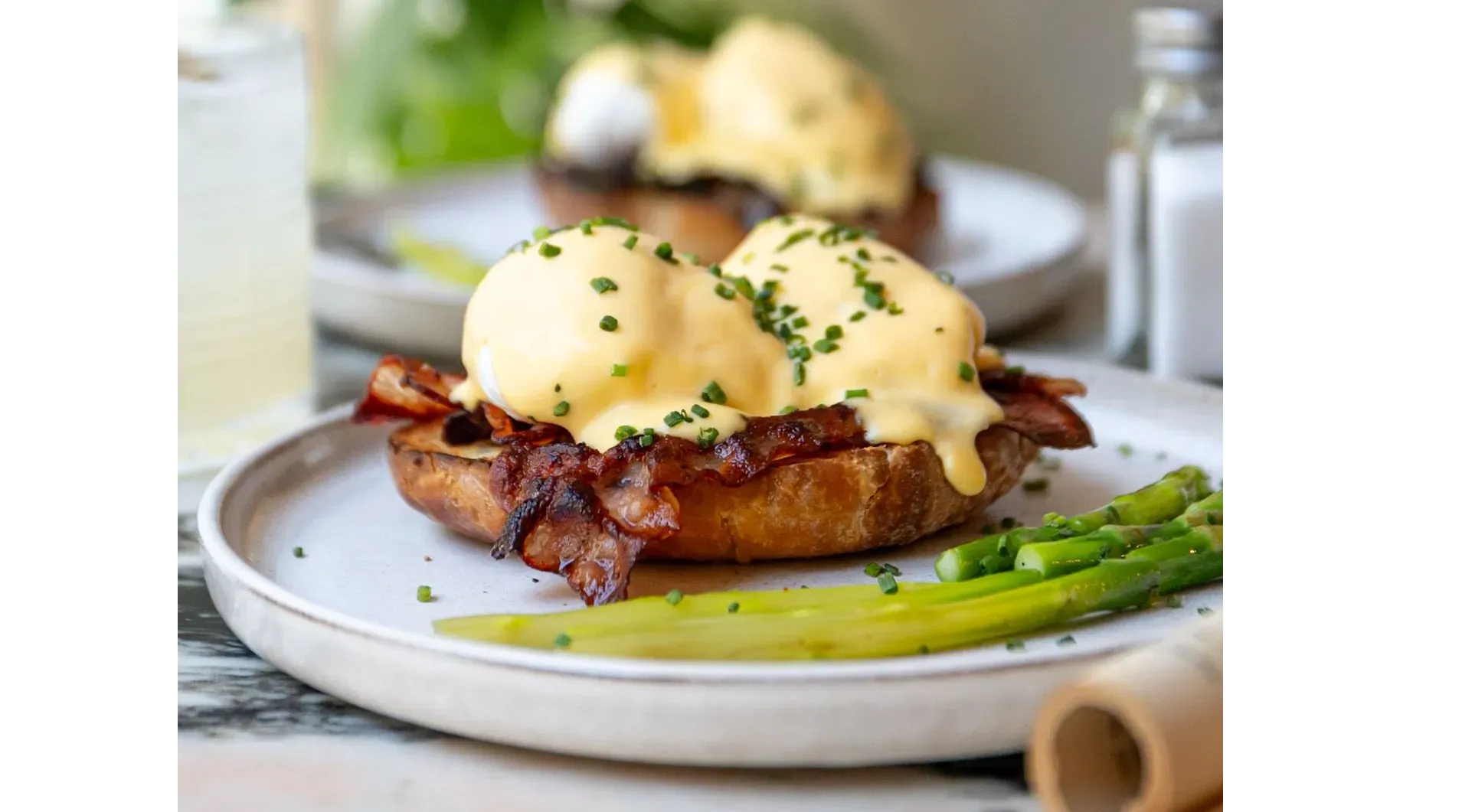 Bacon eggs benedict