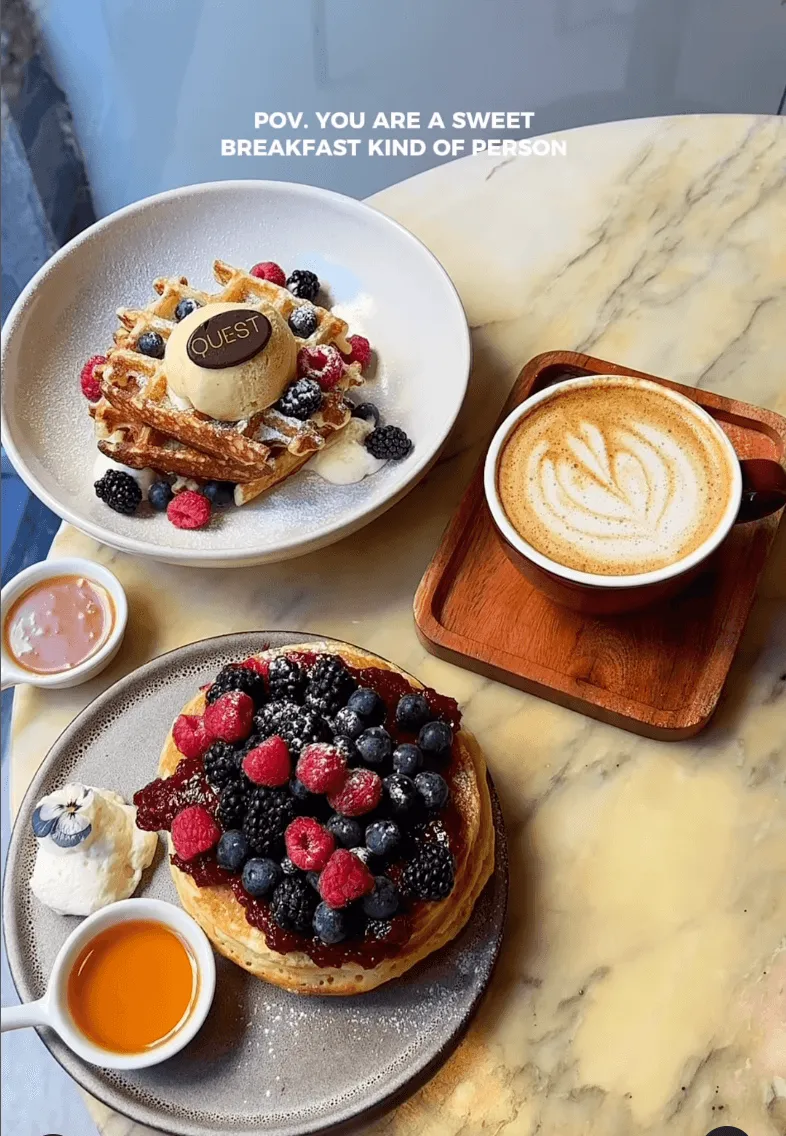 Quest pancakes with berries