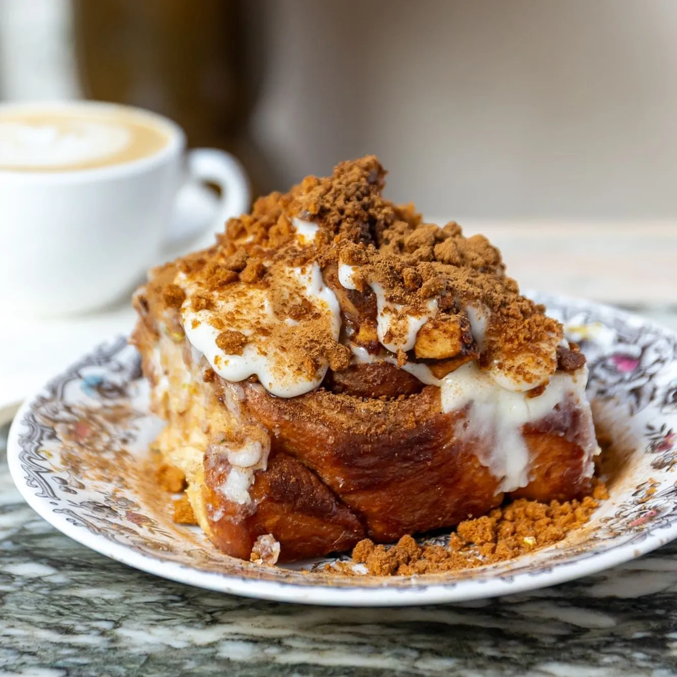 Apple crumble cinnamon roll